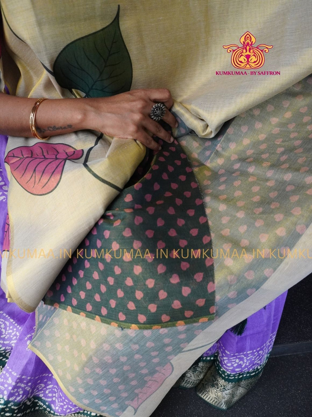 SOFT TISSUE - MILD GOLD WITH RED AND GREEN COLOUR WITH BLOUSE - TISSUE WEAVING - KERALA TISSUE WITH CREEPER DESIGN - PRINTED BLOUSE-KUMKUMAA EXCLUSIVE