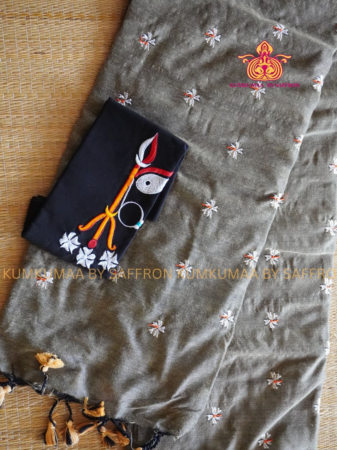 KATHI COTTON-GREY SAREE WITH WHITE FLORAL EMBROIDERY- EXTRA BLOUSE WITH EMBROIDERY DESIGN - Kumkumaa Exclusive SOFT KADHI COTTON - FANCY COMFORT