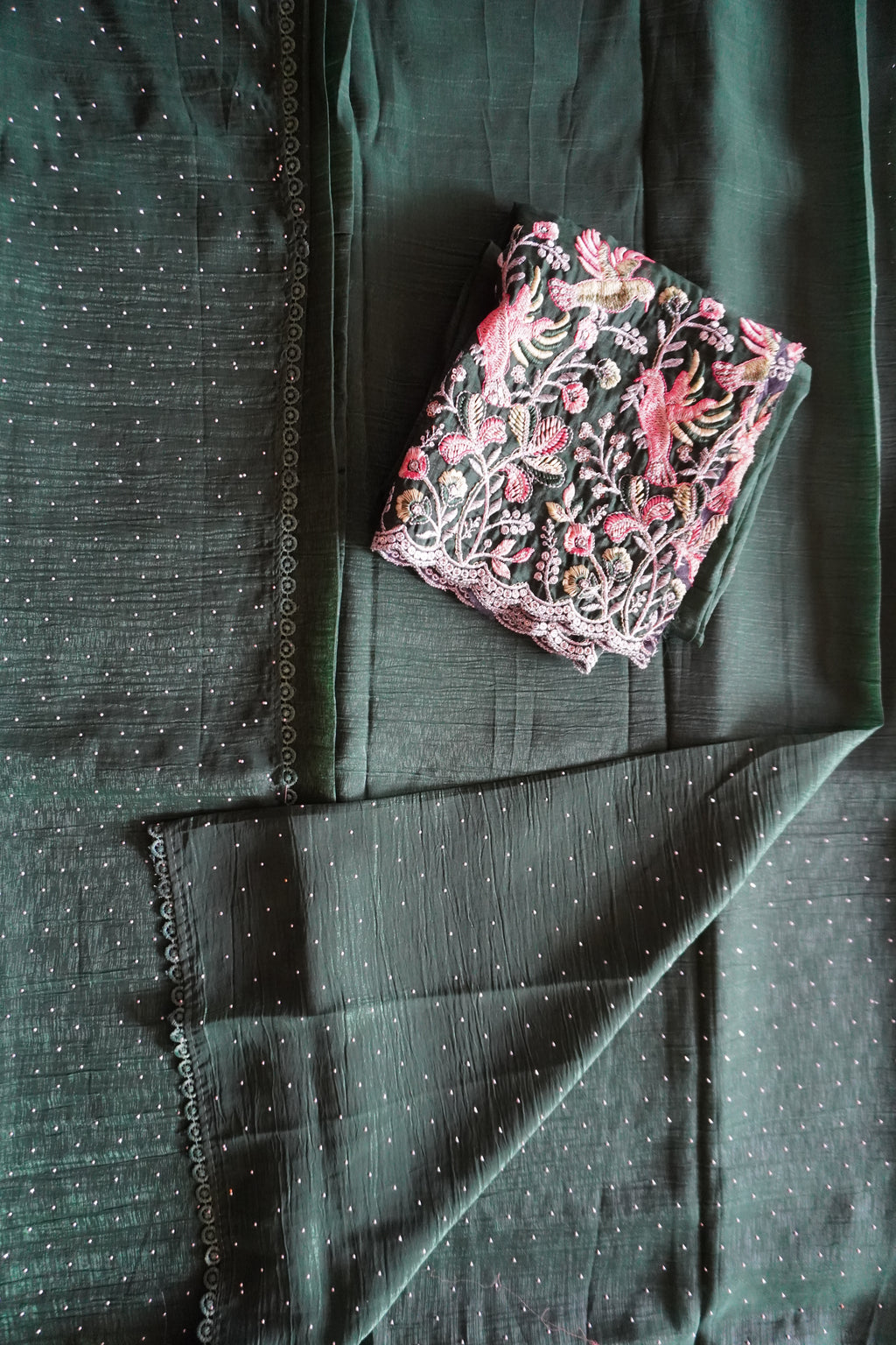 CHIFFON - GREEN SAREE WITH CRYSTAL AND EMBROIDERY BLOUSE - PARTY WEAR - EXCLUSIVE KUMKUMAA COLLECTION-FLOWY MATERIAL- CHIC AND GORGEOUS